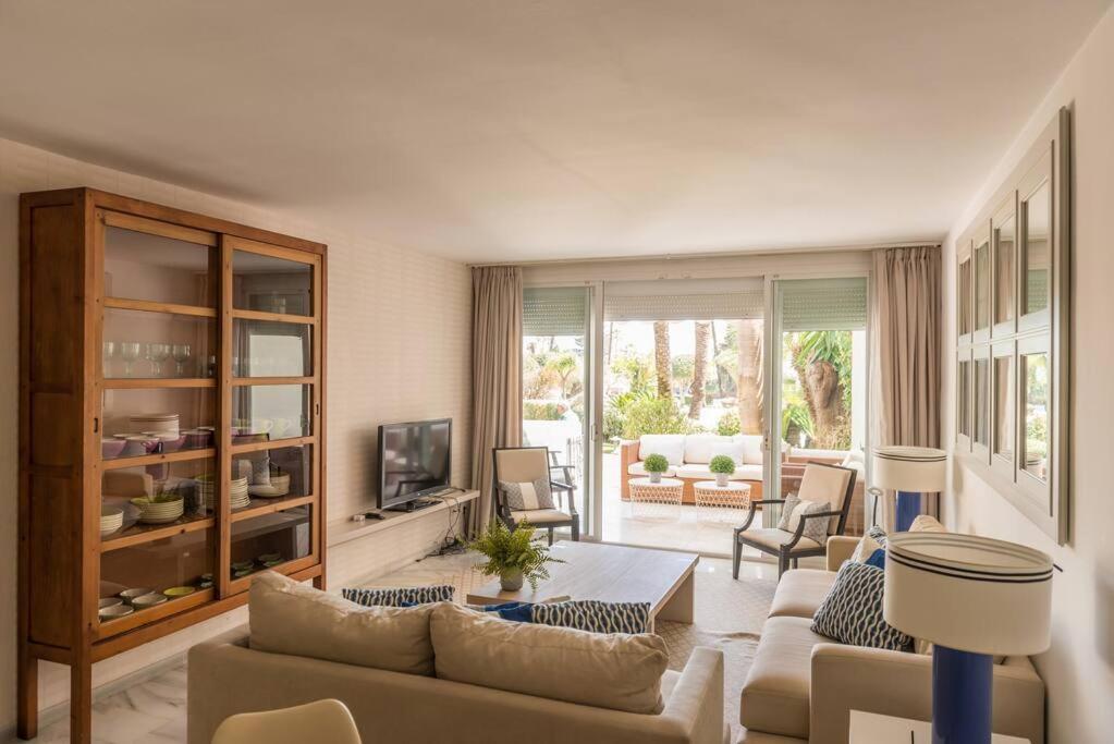 Alcazaba Beach Apartment エステポナ エクステリア 写真