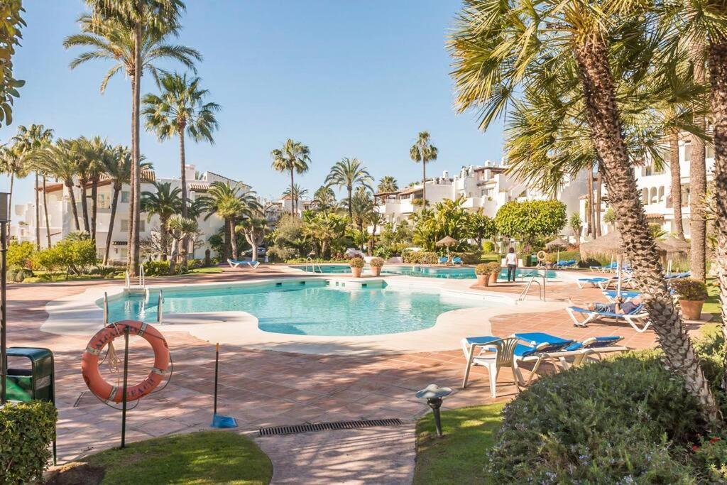 Alcazaba Beach Apartment エステポナ エクステリア 写真
