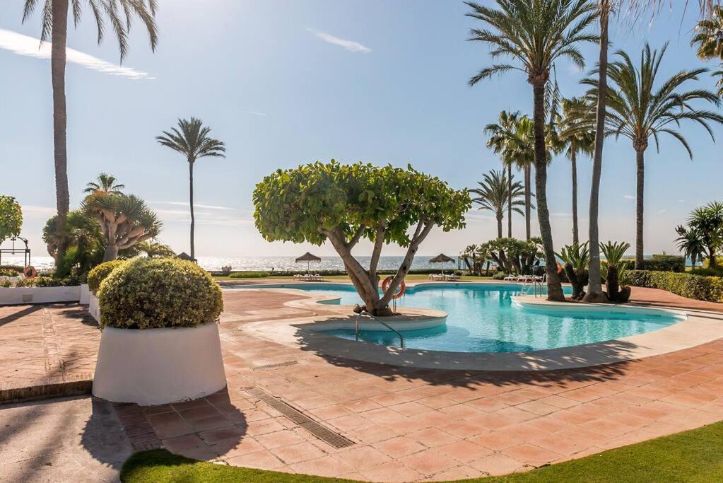 Alcazaba Beach Apartment エステポナ エクステリア 写真