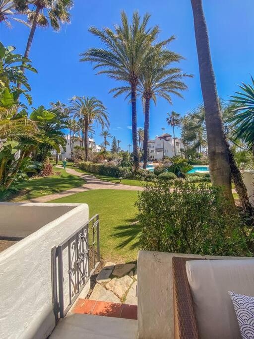 Alcazaba Beach Apartment エステポナ エクステリア 写真