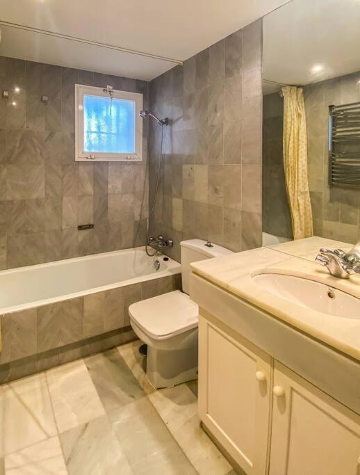 Alcazaba Beach Apartment エステポナ エクステリア 写真