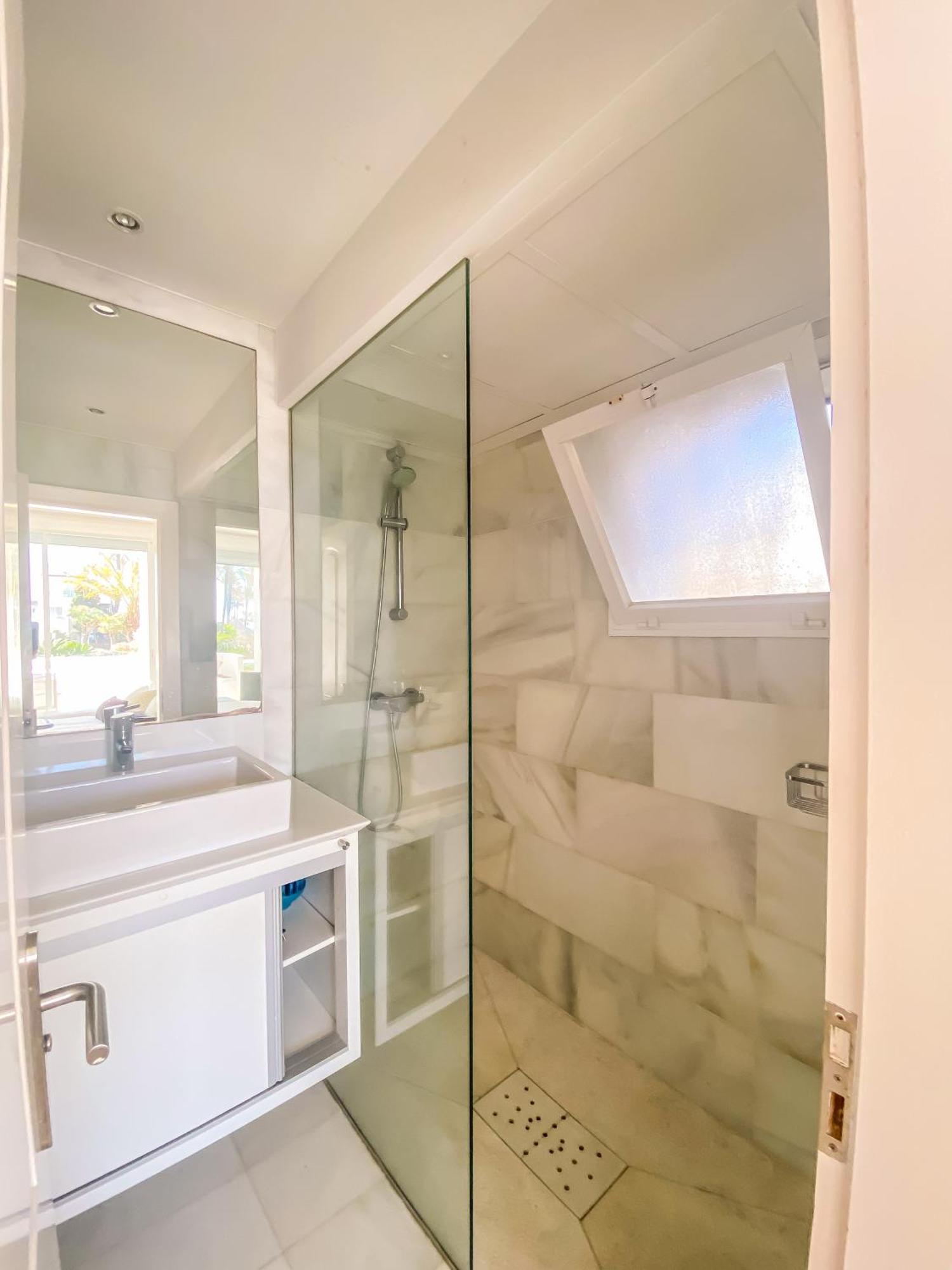 Alcazaba Beach Apartment エステポナ エクステリア 写真